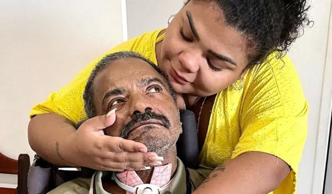 Arlindo Cruz recebe alta do CTI e publica foto com a filha em casa