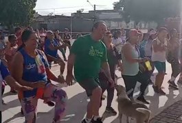 Bastante animado, Luciano Barbosa se joga em aula de zumba em praça de Arapiraca