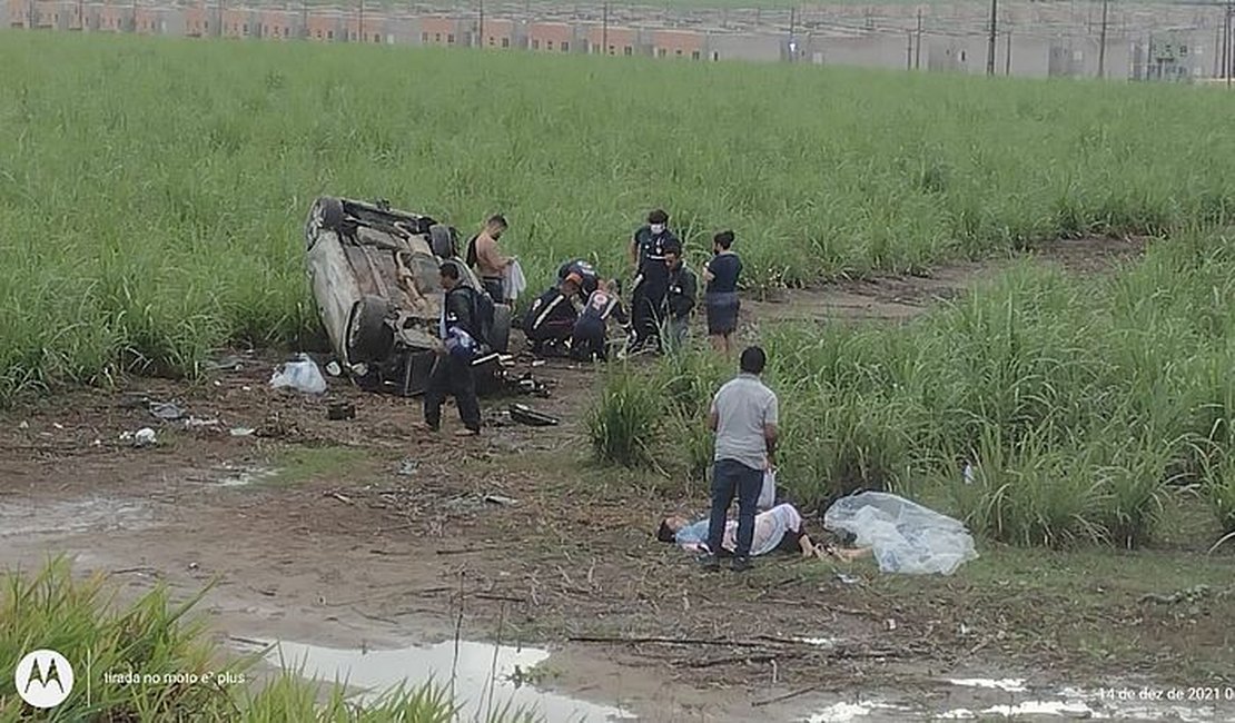 Capotamento deixa mulher e criança de seis anos feridas na AL-405