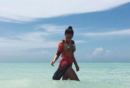 De férias, Bruna Marquezine realça paisagem em praia de Cuba