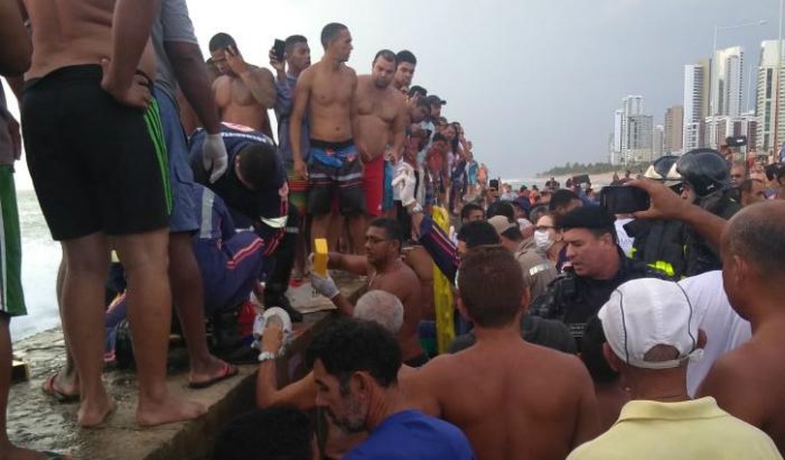 Helicóptero da Globo cai na praia do Pina, em Recife