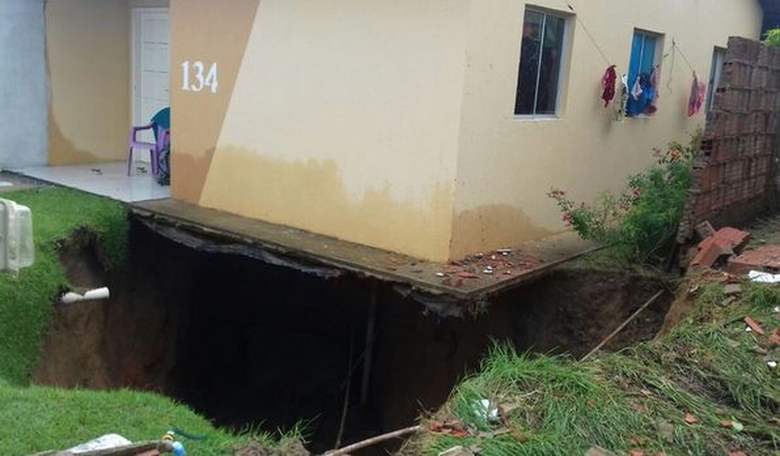 Chuva abre cratera em entrada de casa e assusta moradores em condomínio