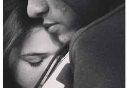 Bruna Marquezine posta foto e diz estar com saudade do cheirinho de Neymar