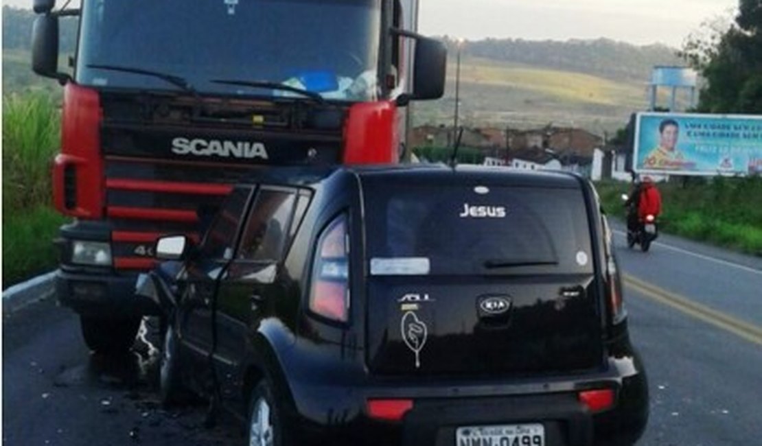Carreta e automóvel colidem na BR 101 em São Miguel dos Campos
