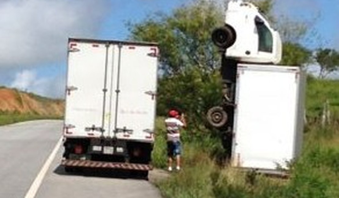 Caminhão tomba na BR 101 em São Sebastião e acaba em posição inusitada