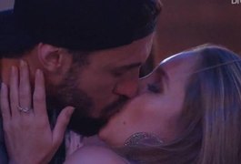 Carla Diaz e Arthur tomam atitude e finalmente se beijam no BBB 21