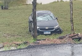 Por causa das chuvas, motorista perde controle de veículo e capota na AL-115