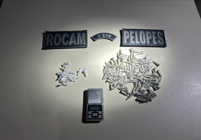 Adolescente de 16 anos é apreendido com mais de 100 pinos de cocaína no Manoel Teles