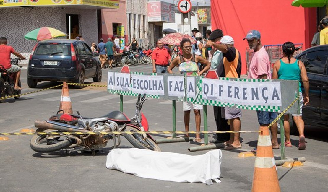 Blitz de orientação pré-carnaval simula acidente e atrai a atenção das pessoas em Girau do Ponciano