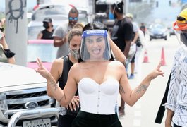 Cleo surge linda e sexy em filmagem na praia