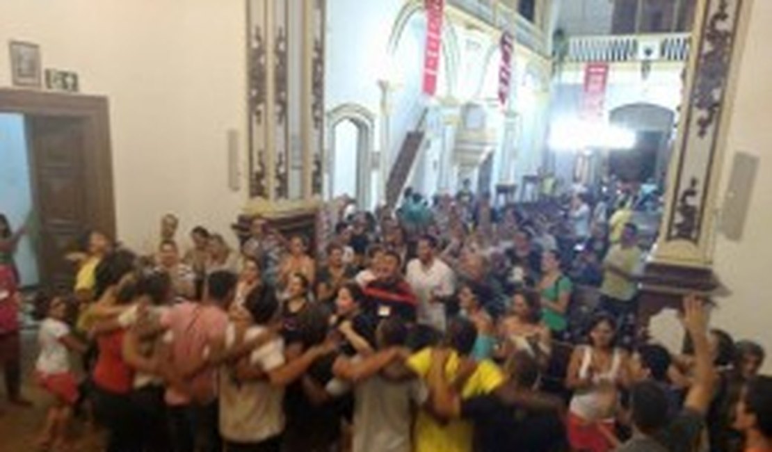 Padre católico cede igreja para que evangélicos realizem culto