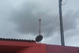 Moradores denunciam falta de iluminação em torre de telefonia no Manoel Teles, em Arapiraca