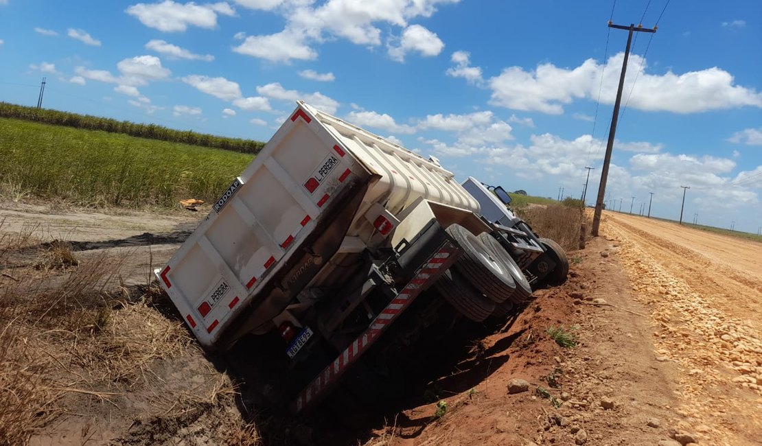 Caçamba desvia de carro que fez conversão brusca e tomba na AL-105