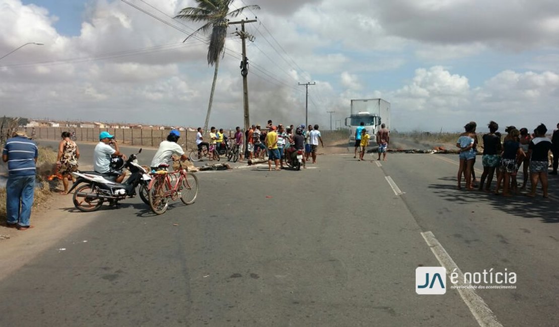 Moradores de residencial bloqueiam rodovia em Arapiraca, devido a falta de água