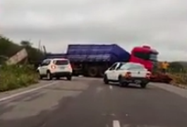 Carreta com carga de madeira tomba na AL-220, em Arapiraca