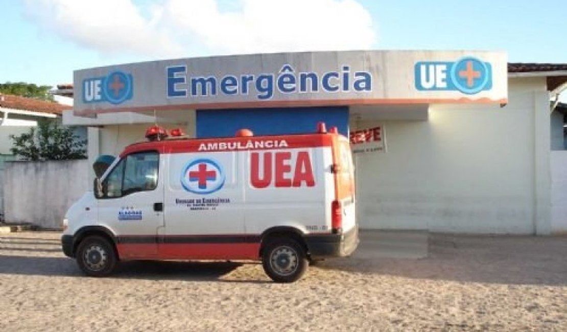 Jovem fica alterado e quebra porta de hospital, em Arapiraca