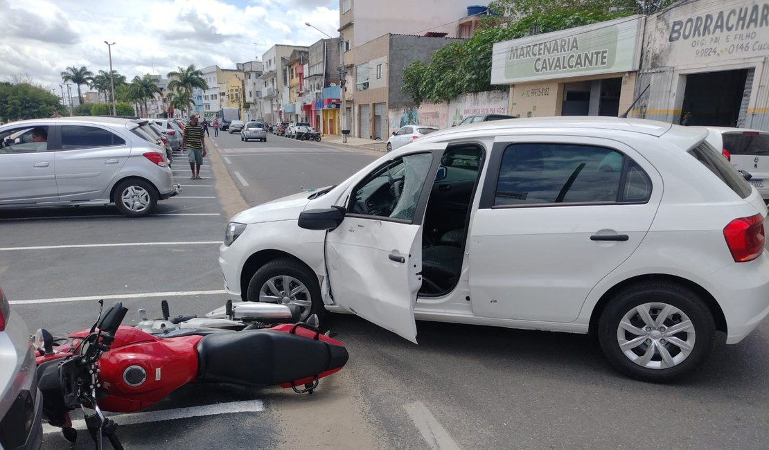 Vídeo. Colisão entre carro e moto deixa homem ferido em Arapiraca