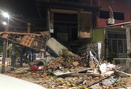 Parte de prédio comercial desaba na Praia do Francês