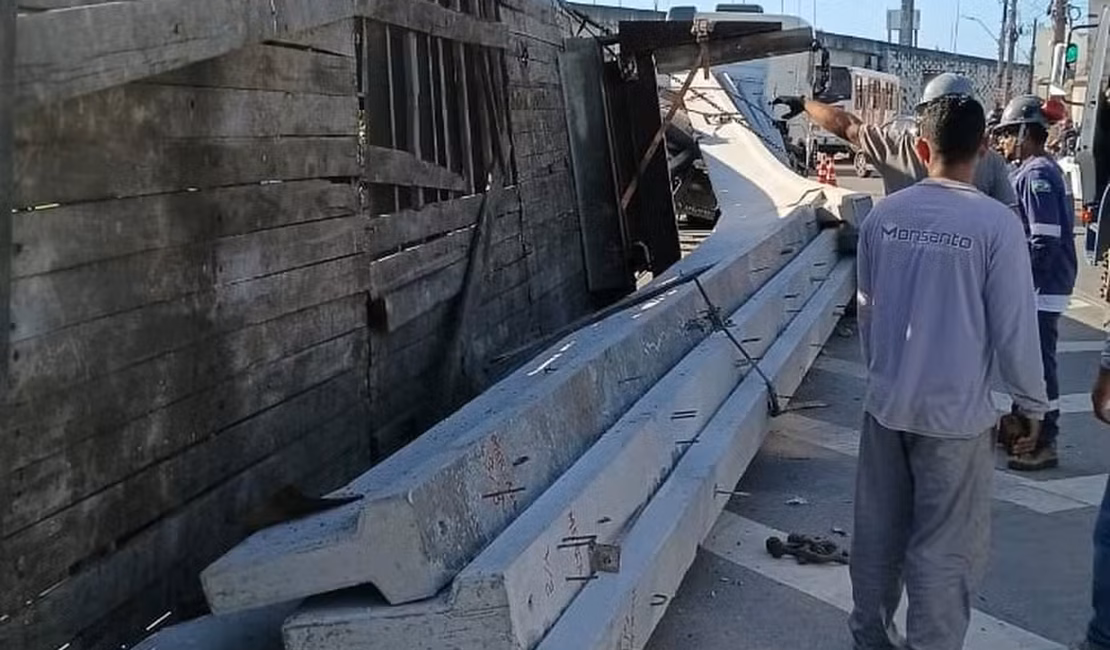 Carroceria de carreta tomba e derruba vigas de concreto em Maceió