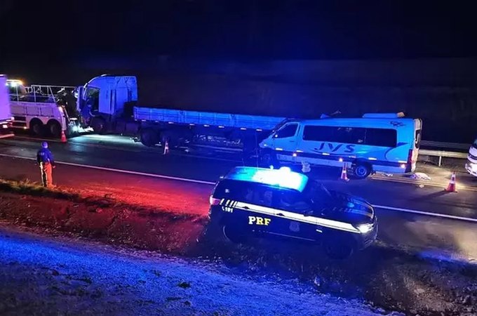 Acidente envolvendo van com estudantes e caminhão deixa professora morta e vários feridos