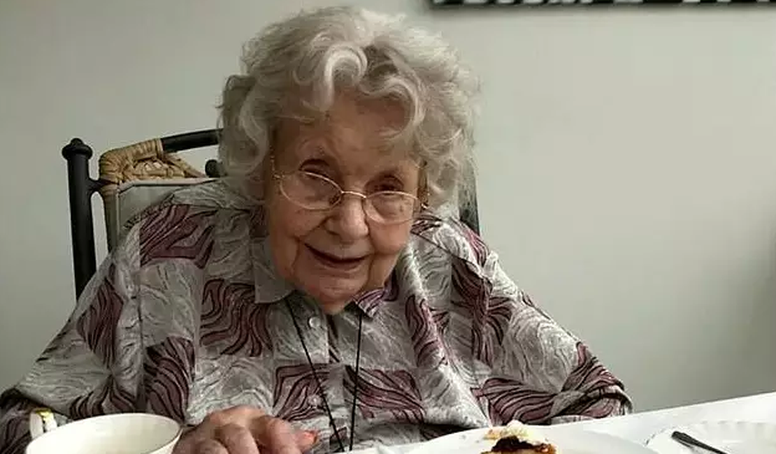 Curada do coronavírus, inglesa de 99 anos comemora comendo doces