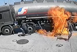 Câmera de monitoramento mostra homem incendiando tanque em posto de combustíveis no Ceará