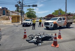 Colisão entre carro e moto deixa uma pessoa ferida no Parque Ceci Cunha, em Arapiraca