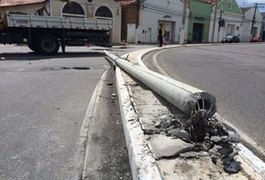 Homem bate carro e derruba poste em avenida de Maceió