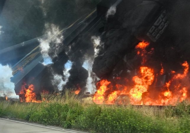 Caminhão-tanque tomba e explode no interior de Alagoas; PRF orienta sobre desvio para motoristas