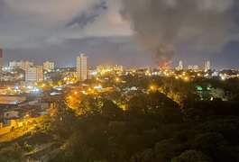 Incêndio de grandes proporções em antigo lixão deixa homem ferido, em Maceió
