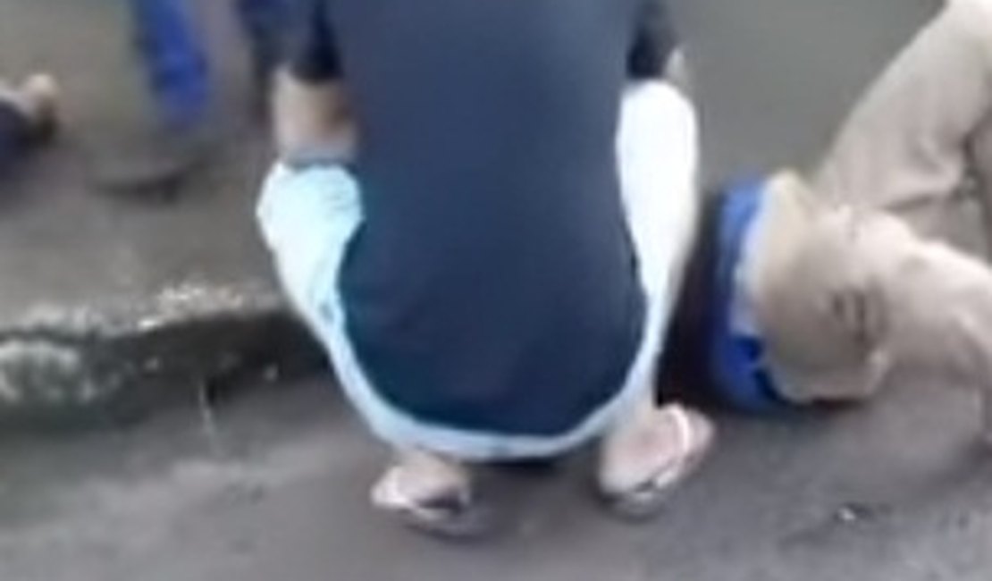 Vídeo. Casal fica ferido após ter moto atingida por carro que não respeitou placa pare, em Arapiraca