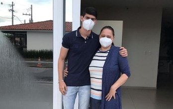 Após cirurgia, mãe de cantor arapiraquense recebe alta médica