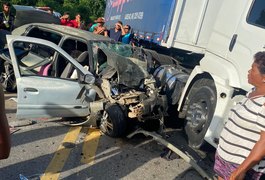 Motorista morre e passageiro fica ferido em colisão com caminhão em Joaquim Gomes