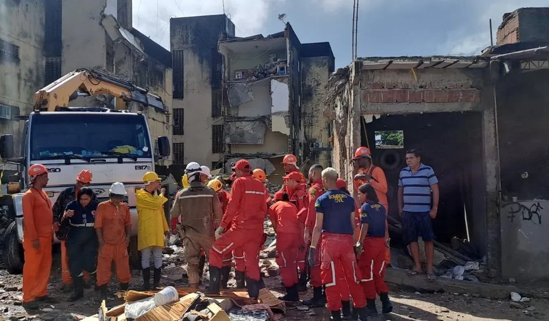Corpos de mãe e dois filhos são encontrados abraçados e ﻿sobe para 14 o número de mortos em ﻿desabamento de prédio em Pernambuco