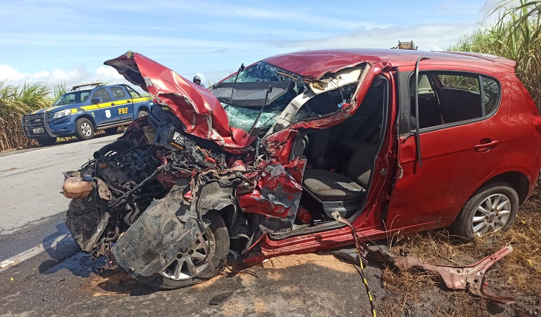 Pessoa fica ferida em batida entre caminhão dos Correios e carro em Marechal Deodoro