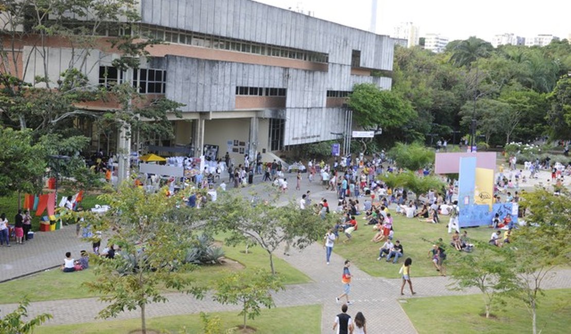 MEC diz que bloqueio de 30% na verba vale para todas as universidades e institutos federais