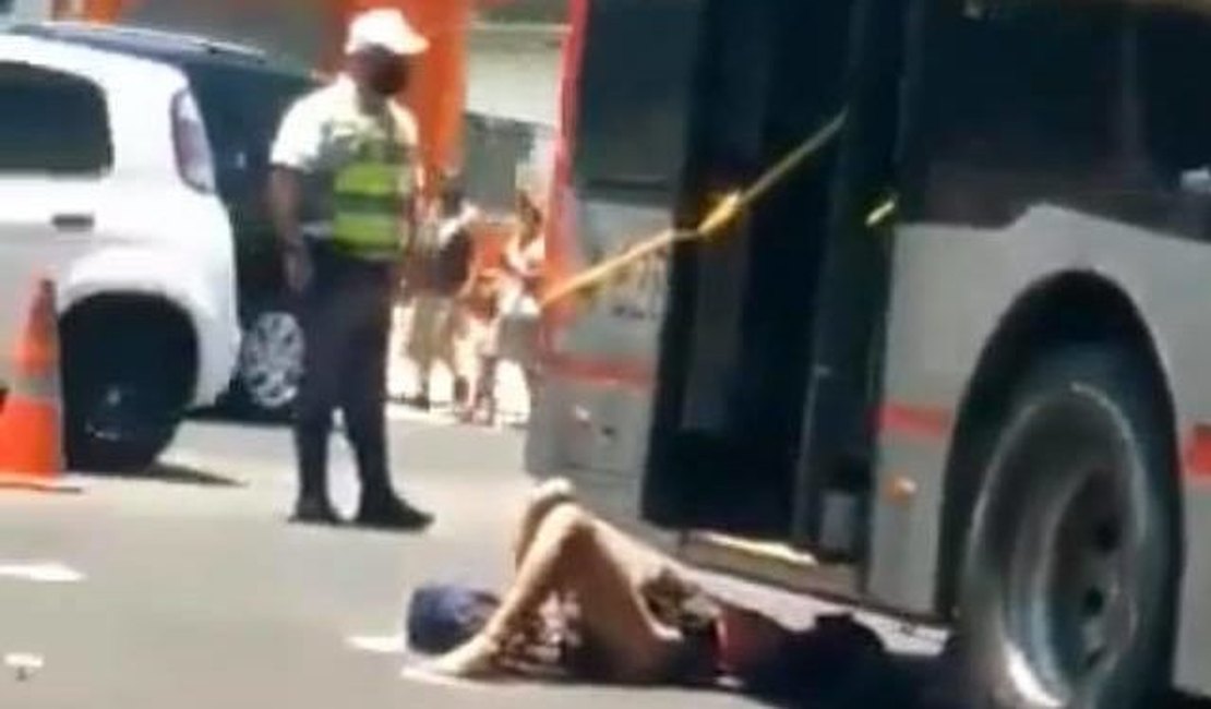 Moradora de rua come parte de cérebro de homem que teve a cabeça esmagada por ônibus