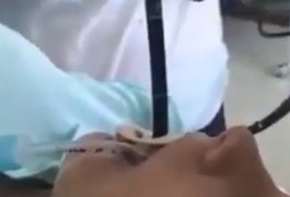 Vídeo. Médicos retiram cobra de estômago de mulher