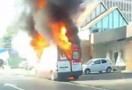 Ambulância do Samu pega fogo na Avenida Fernandes Lima, em Maceió