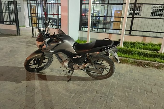 Companhia de Choque aborda condutor com moto roubada no Clima Bom