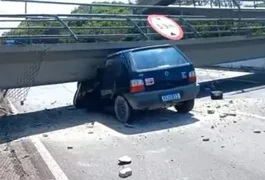 Motorista morre após caminhão bater em passarela e estrutura cair sobre carro