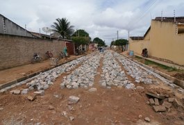 Município intensifica pavimentação no bairro de Baixa Grande