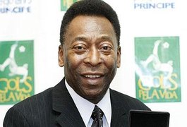 Pelé continua internado na UTI