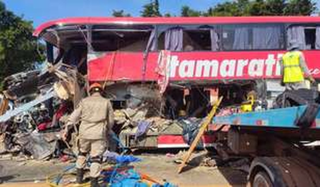 Acidente entre ônibus e carreta deixa mortos em Mato Grosso