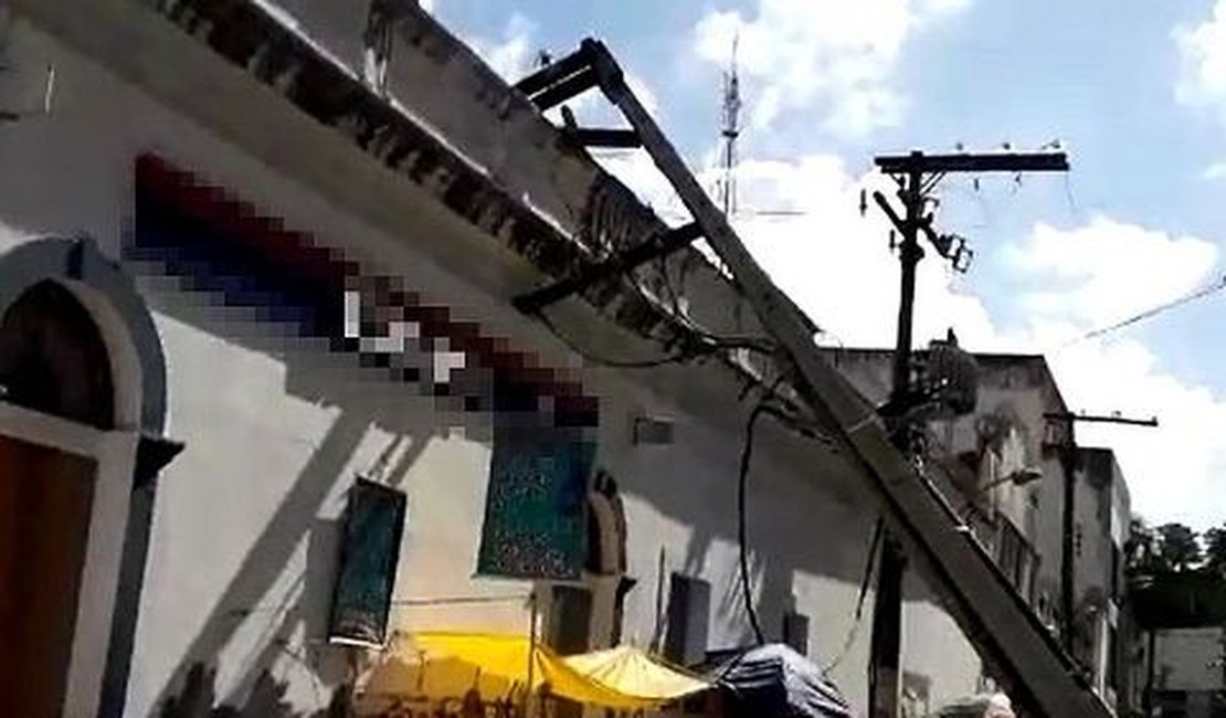 Poste de iluminação cai em telhado de loja no Centro de Maceió