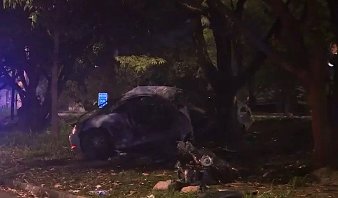 Porsche bate em árvore, pega fogo e duas pessoas morrem carbonizadas no interior de SP