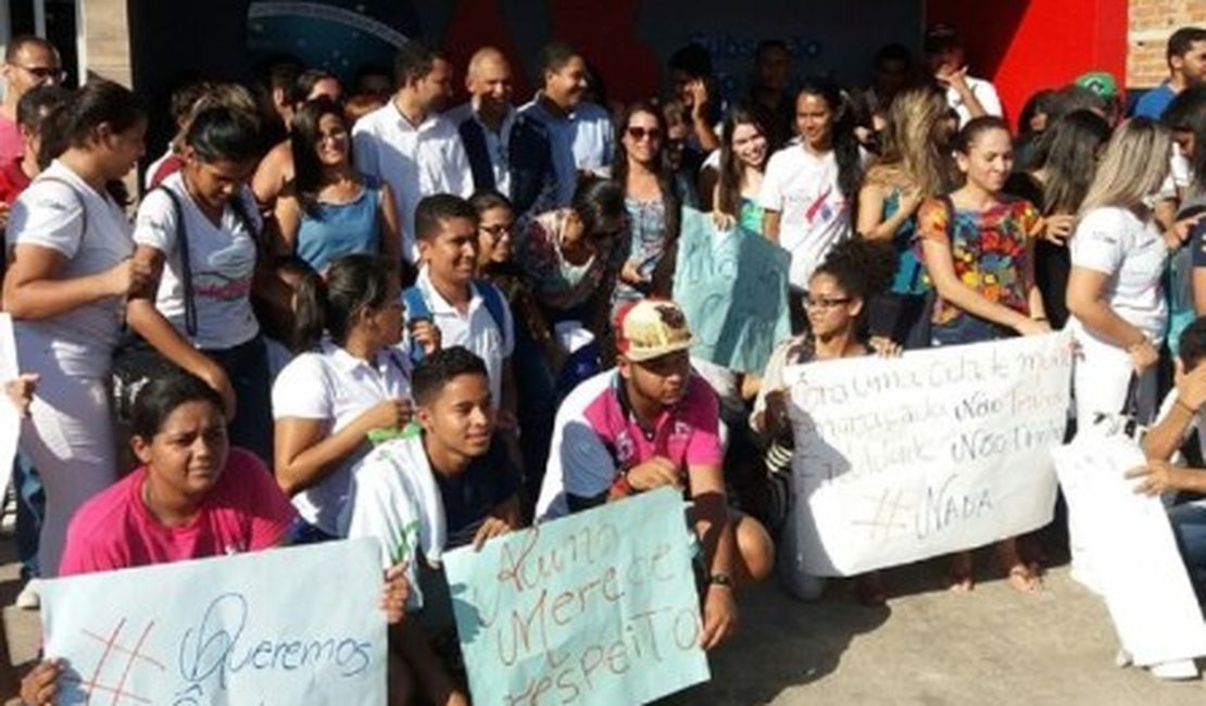 Universitários de São Miguel dos Campos fazem protesto contra suspensão de ônibus escolares