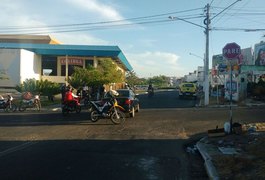 Motorista não respeita sinalização e colide carro em moto no Bosque das Arapiracas