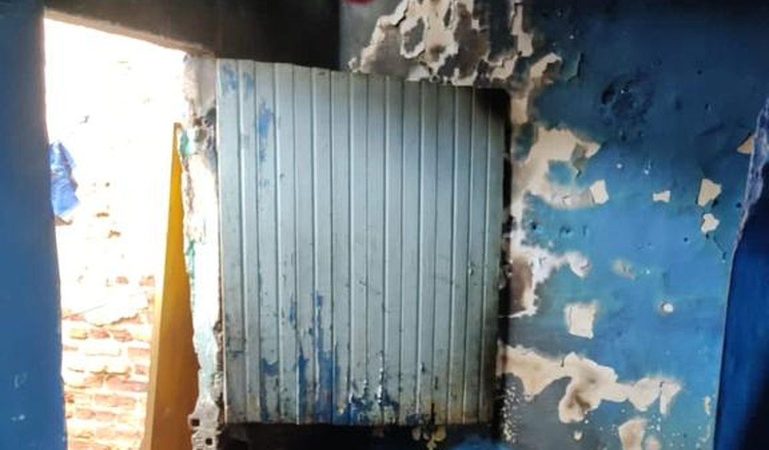 Criança de 5 anos brinca com fósforo e provoca incêndio em residência, em Palmeira dos Índios