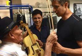 Seu Nelson presenteia Marcio Garcia com rabeca de Alagoas